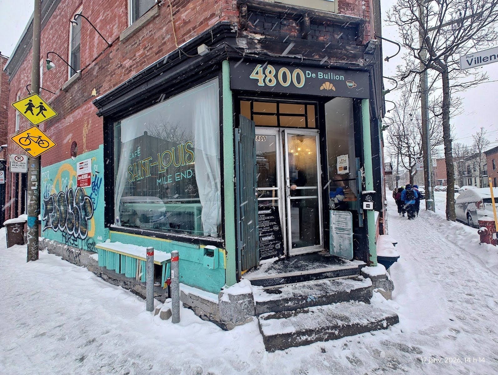 Devanture du Saint Louis café au coin de la rue De Bullion, sur le Plateau-Mont-Royal.